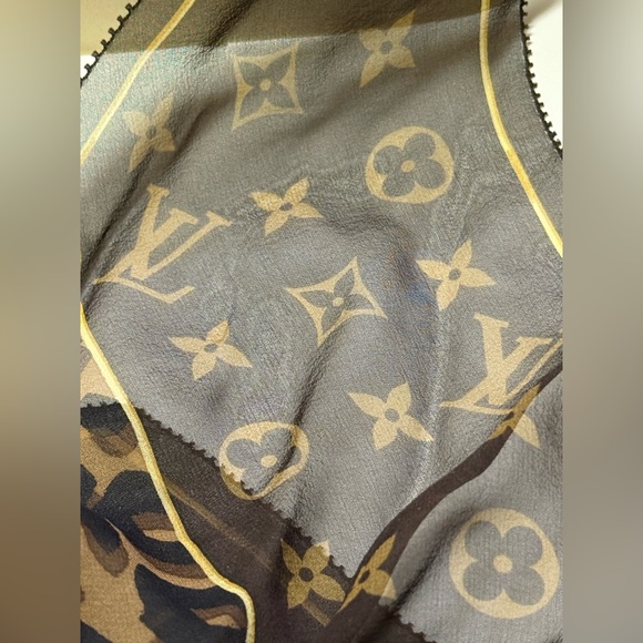 Authentic Rare Silk Louis Vuitton Scarf - Like New - Picture 11 of 14